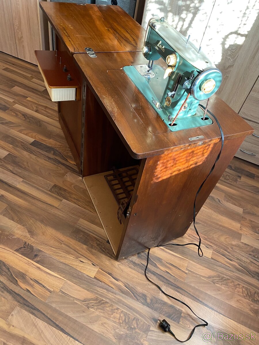 Starý mechanický šijací stroj Lada 236 - 7