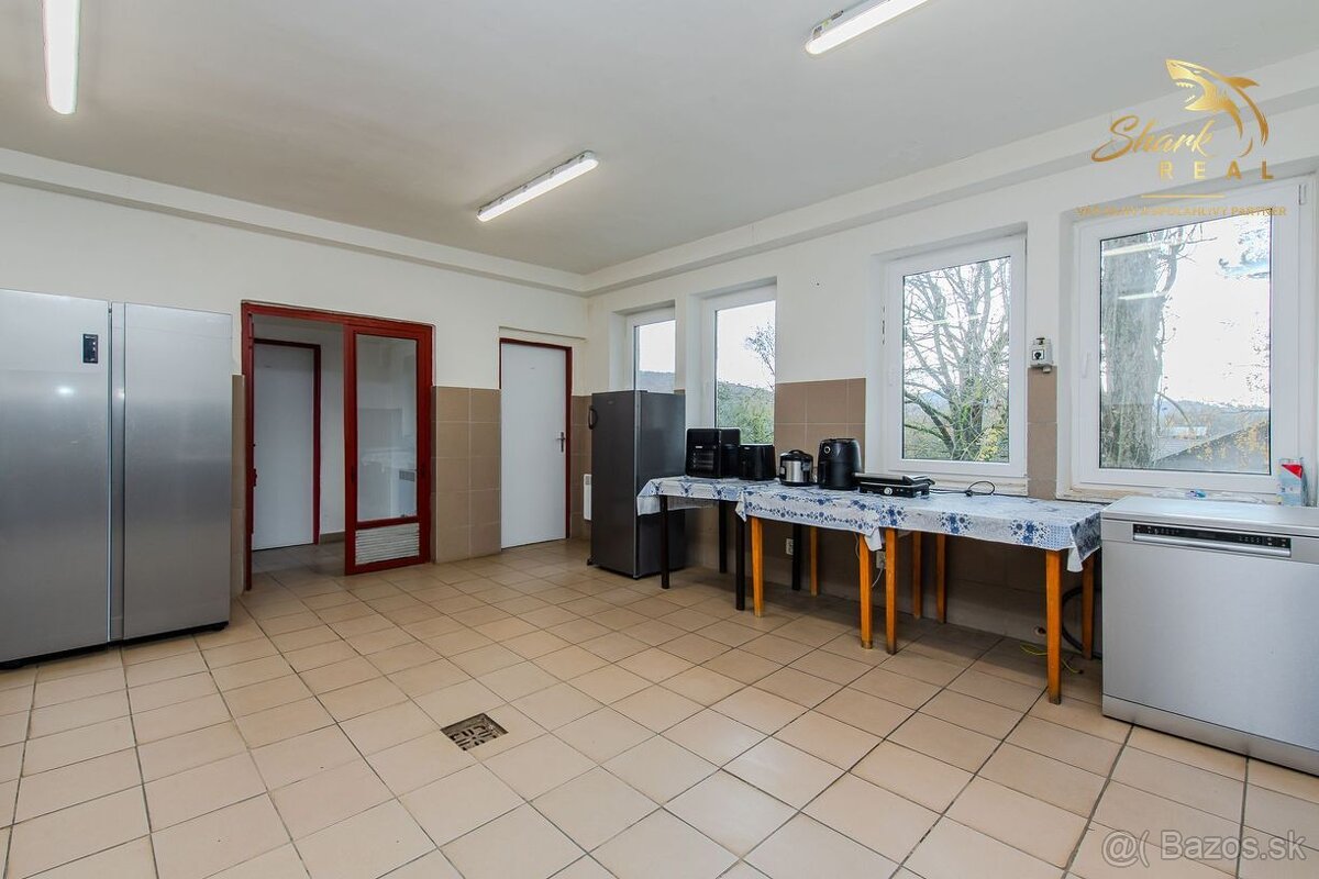 Na predaj ubytovací objekt v obci Koškovce – 26 izieb, parko - 7