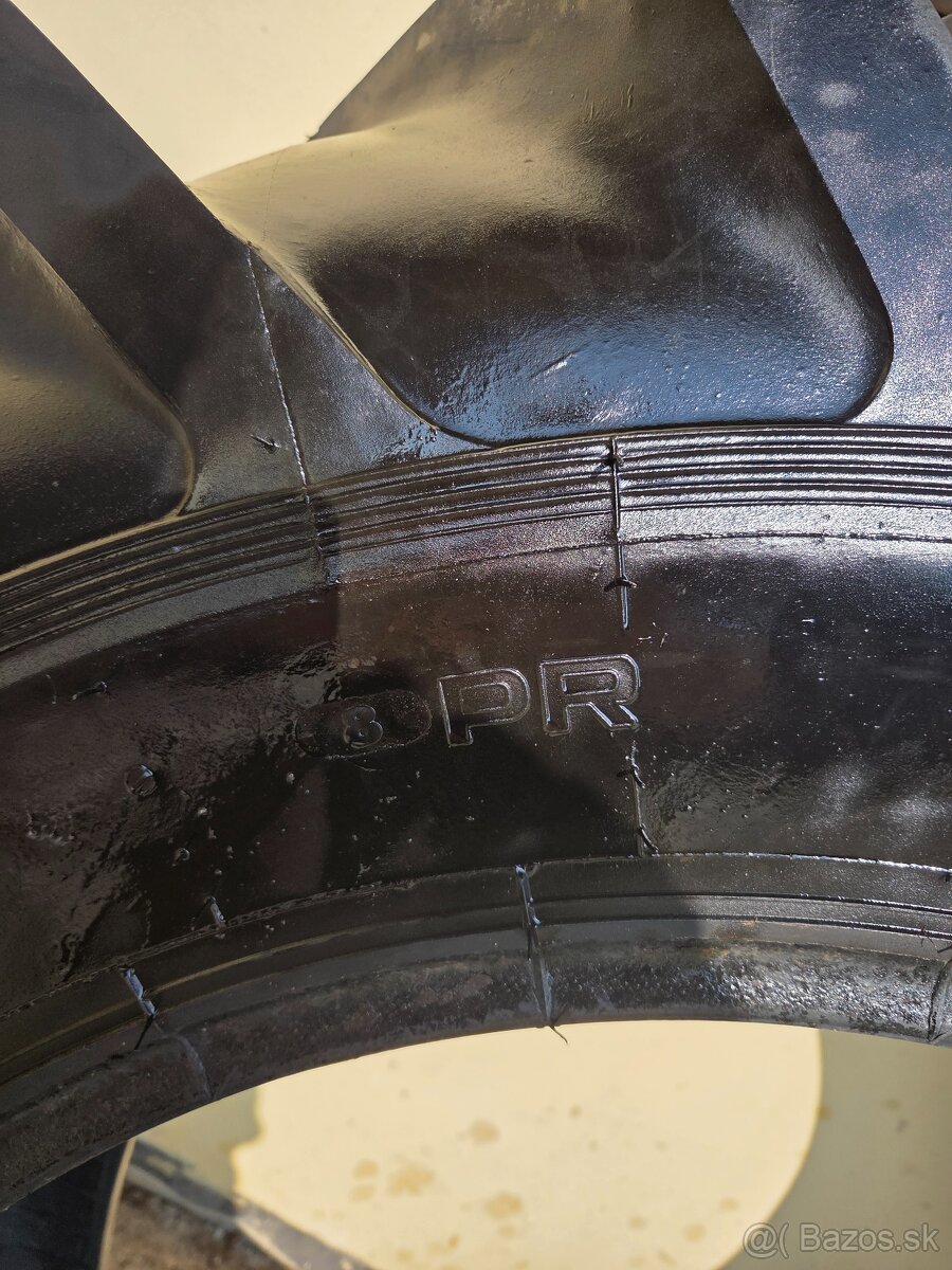 Predam pneumatiky na traktor LKT - 7