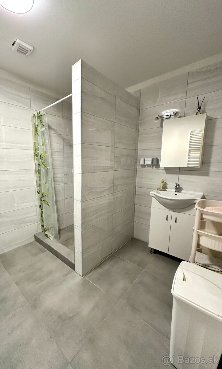 Rodinný dom s veľkým pozemkom v obci Mýtna Nová Ves - 7