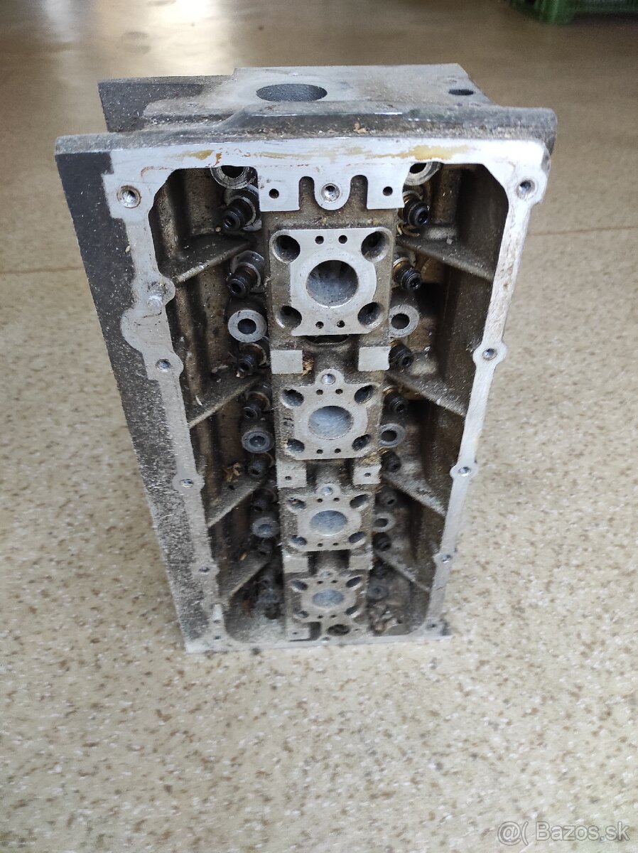 Hlava ventilov, blok motora - 7