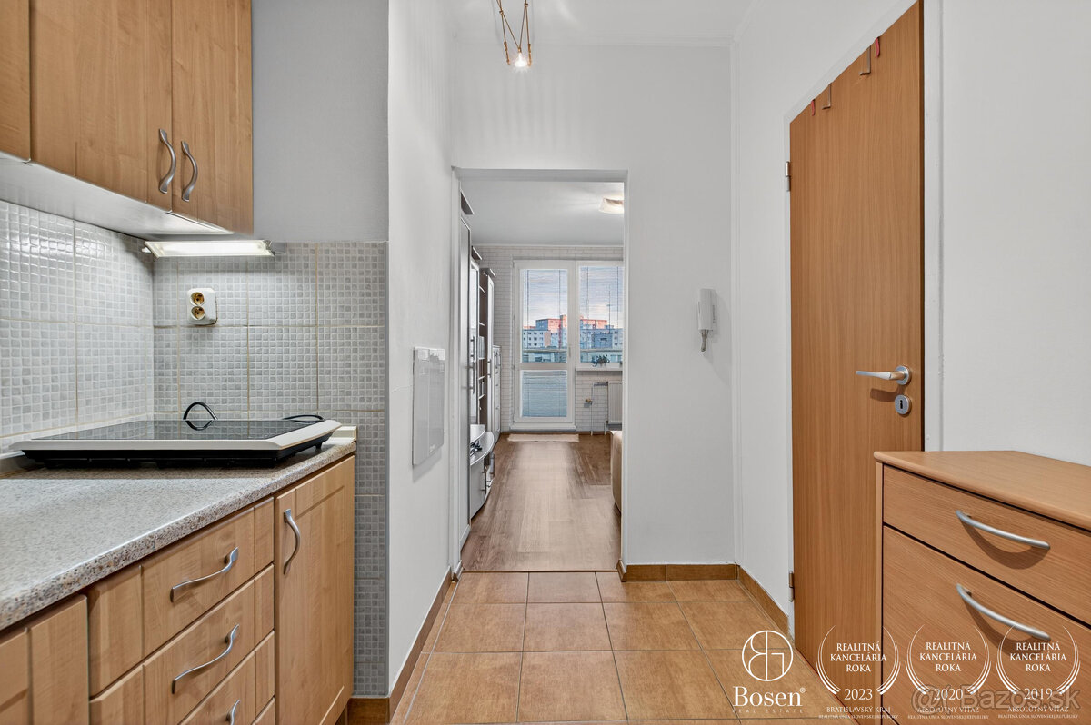 BOSEN | Na predaj zariadená garsónka s loggiou Rovniankova u - 7