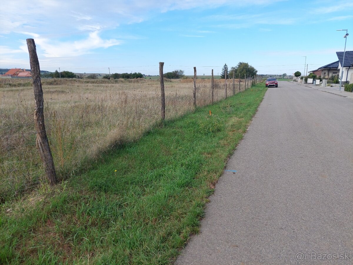 Stavebný pozemok 690 m², Vrádište s IS - 7