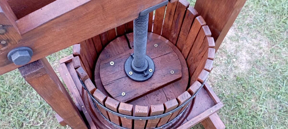 Starý drevený lis na hrozno - 7