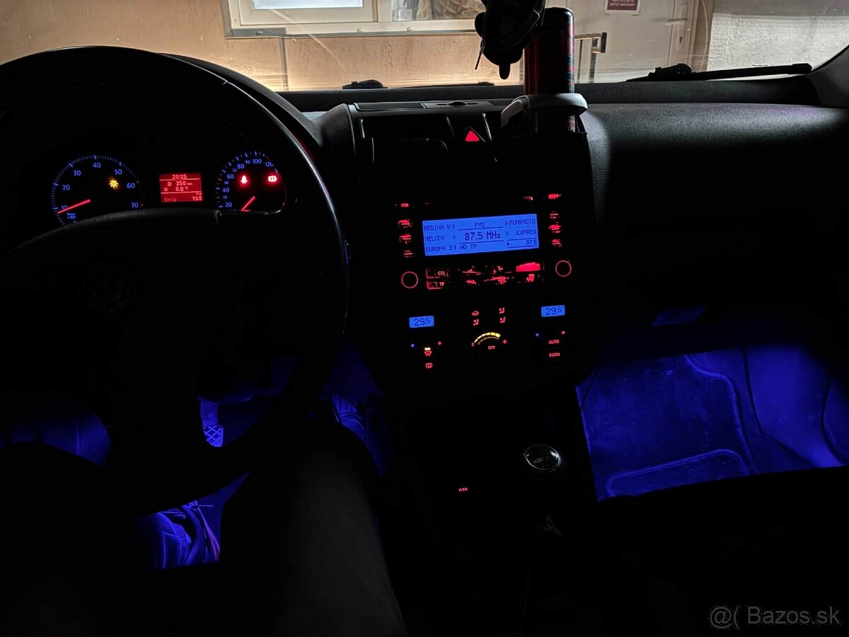 Predám Volkswagen Golf V 1.4 55kw - 7