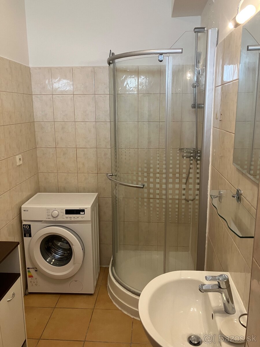 Velka garsonka - novostavba - sirsie centrum - 7