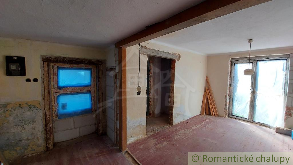 Malý domček pod lesom v mestečku Brezová pod Bradlom okr. - 7