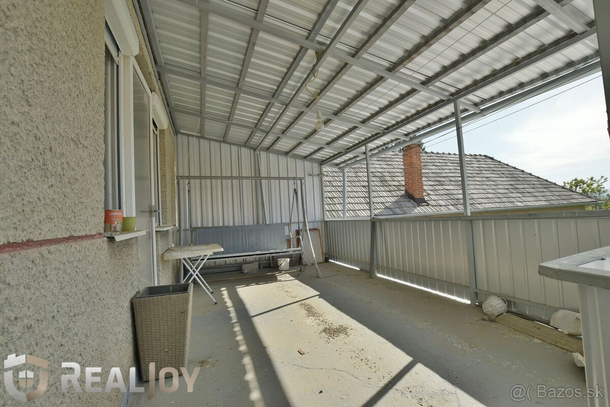 Ponúkame na predaj rodinný dom s garážou a veľkým pozemkom v - 7