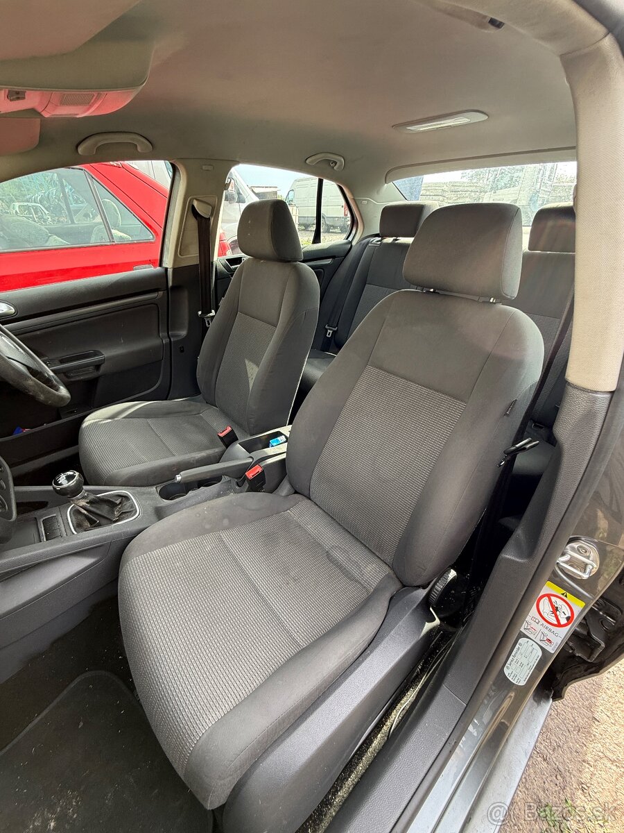 Rozpredam Volkswagen Jetta 1.9 TDi 77kw 5q . Predok autá rov - 7