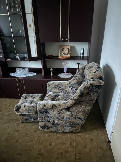 Predám sedačku, 2 kreslá, 3 taburetky - 7