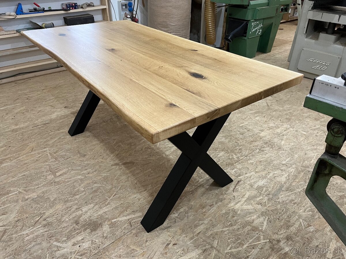 Masívny jedálenský stôl s prírodnou hranou - 7