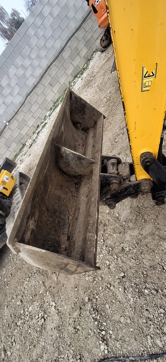 Pevná svahovacia lyžica uchyt JCB 4/3cx,65r - 7
