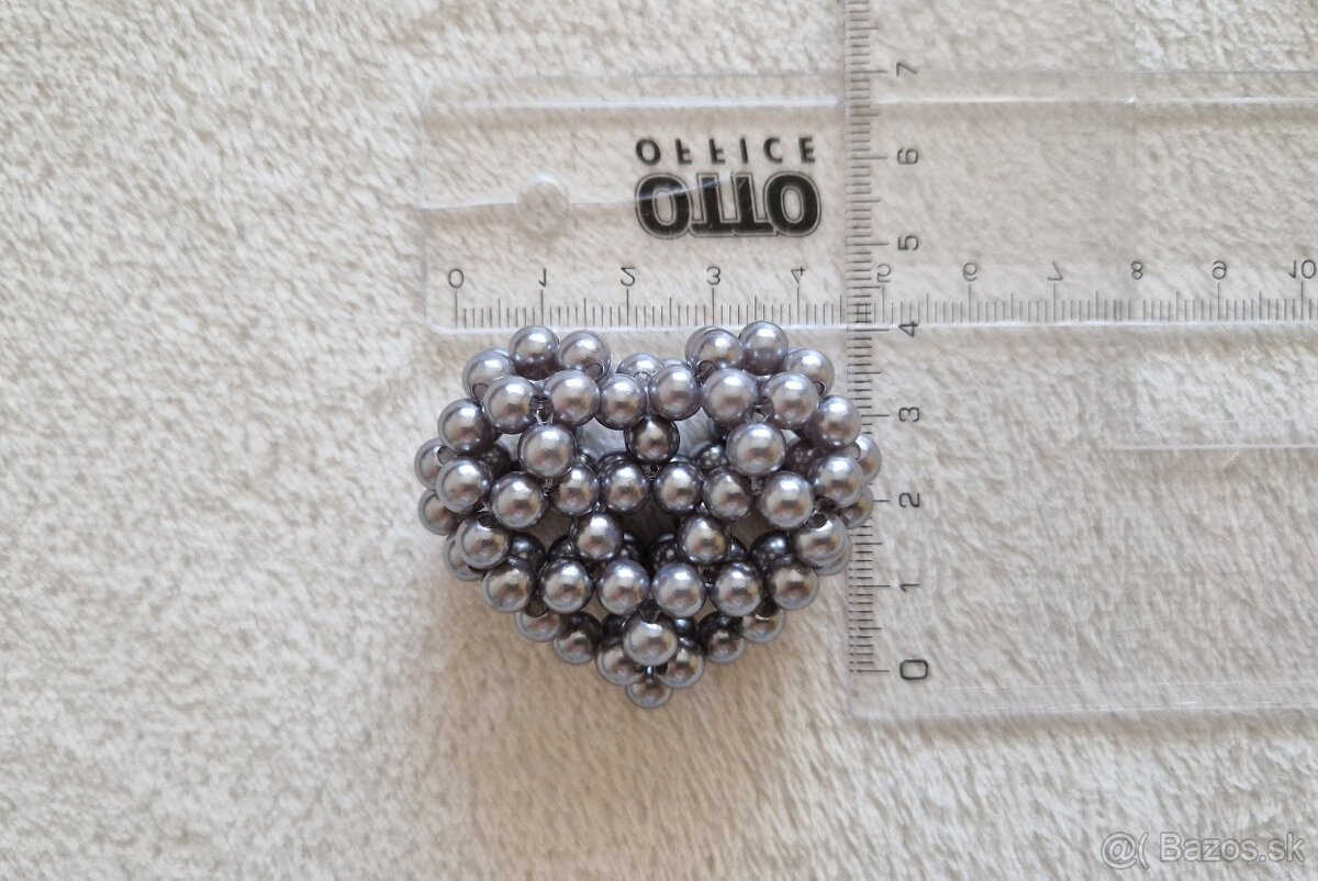 Krásny ručne šitý prívesok: srdce z korálok - 7