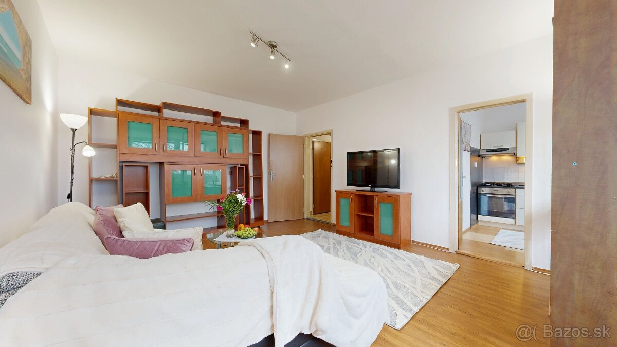 VEĽKÝ 1 izb. byt, ZVÄČŠENÝ o PRACOVŇU, Titogradská Košice - 7