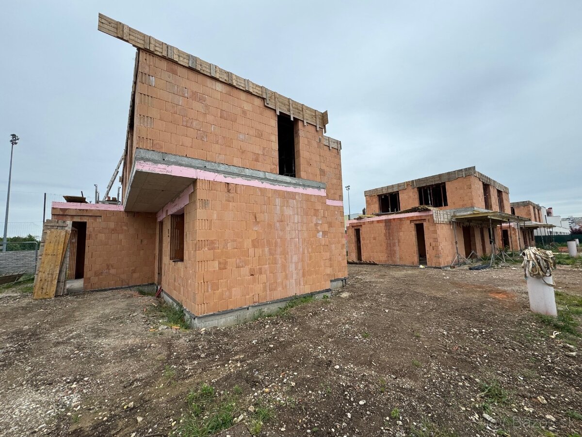 Predaj - Novostavby 5 - 6 rodinných domov v blízkosti centra - 7