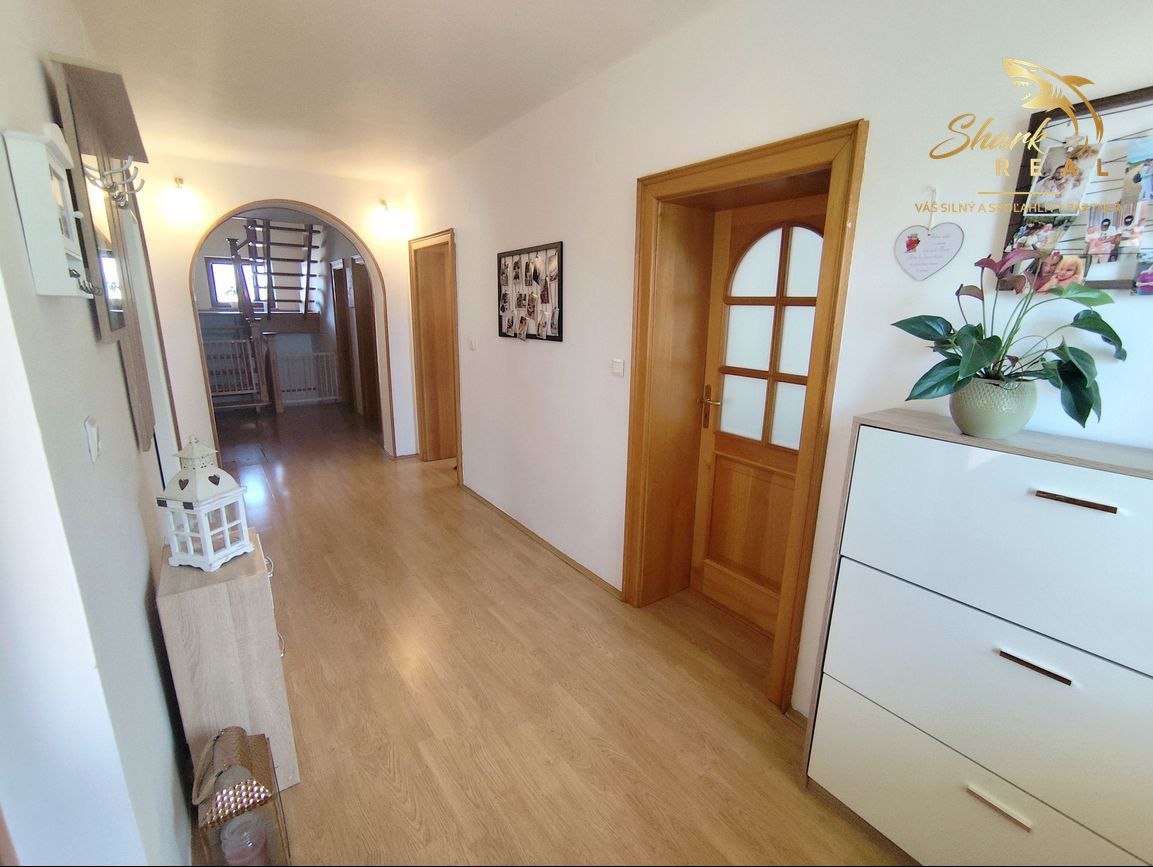 REZERVOVANÉ - Nová cena Výnimočný dvojgeneračný dom na pred - 7