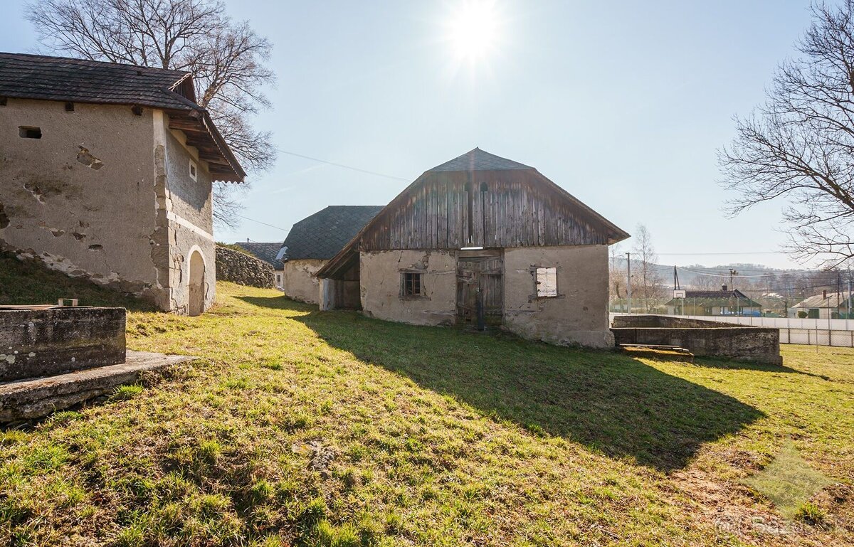 Hospodárska budova s pivničným domčekom a malým jazierkom - - 7