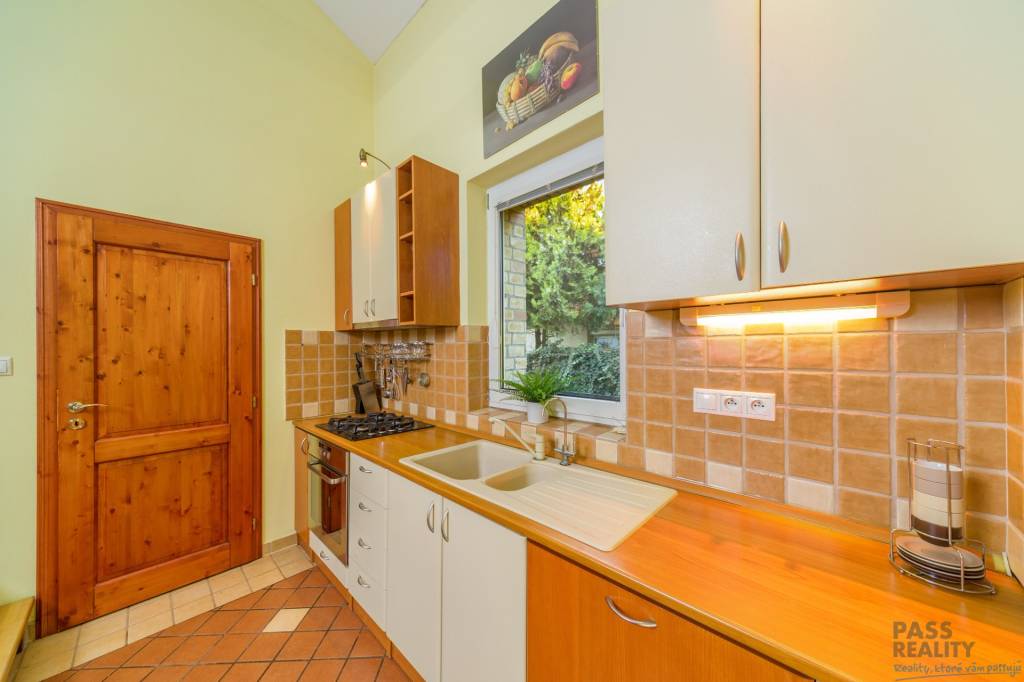 Rodinný dom s podkrovím, 2-garážou, parking, vírivka v srdci - 7