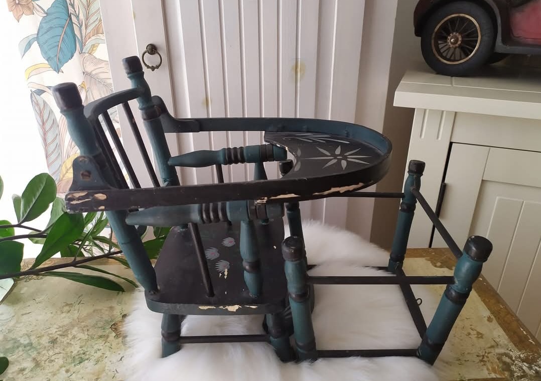 Stará stolička pre bábiky - 7