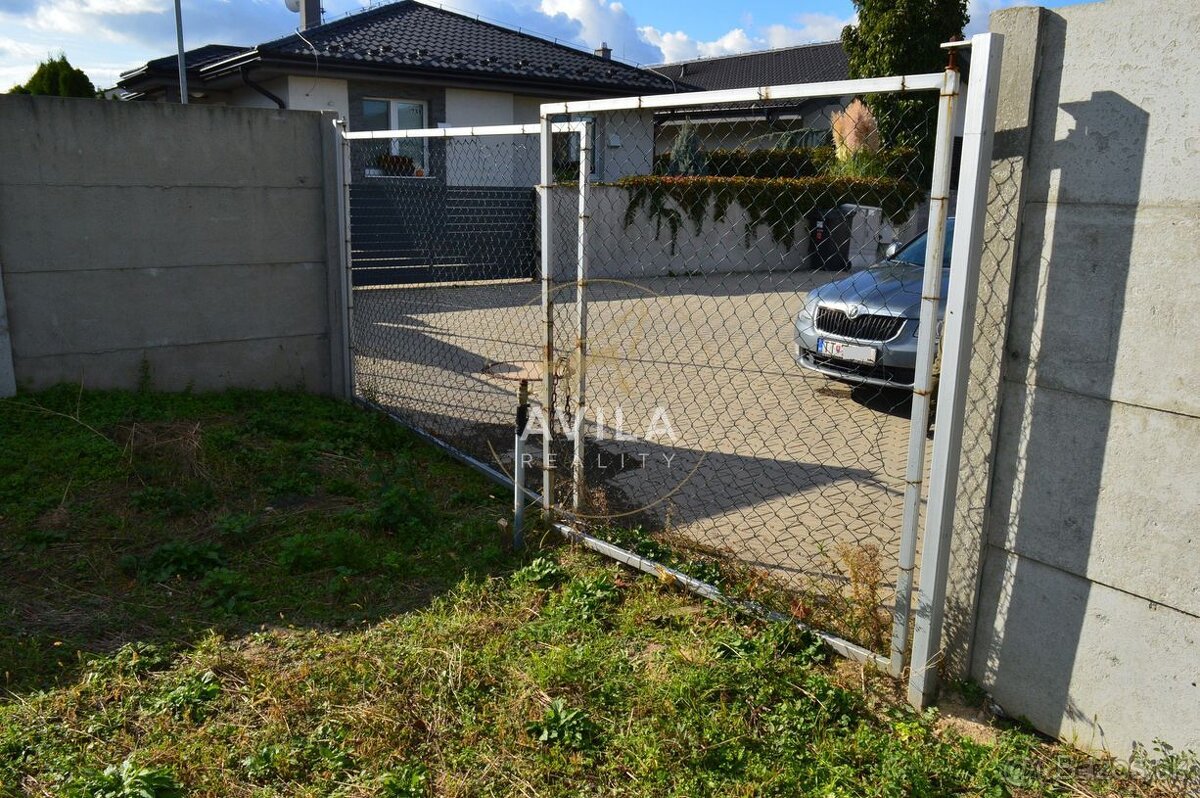 TOP NA PREDAJ: zaujímavý stavebný pozemok 654m2 - Majcichov - 7