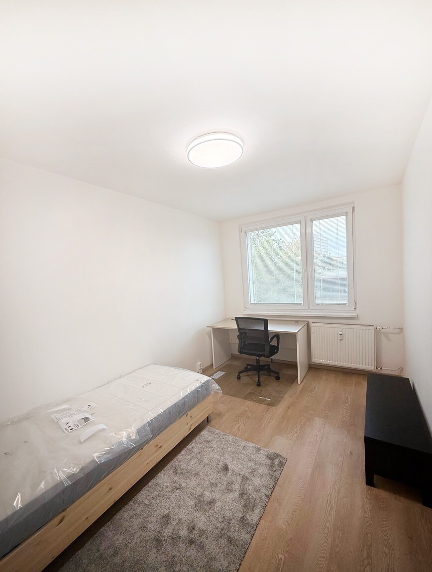 Ponúkame na prenájom priestranný 4-izbový byt na Hronskej ul - 7