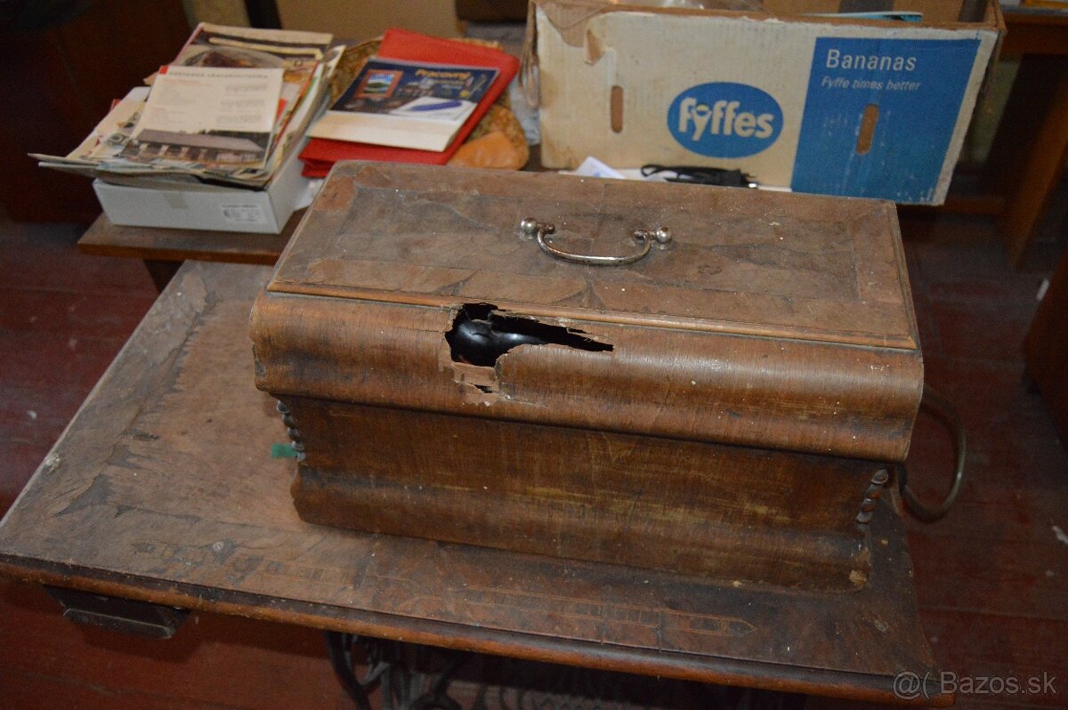 Starý šijací stroj Singer. - 7