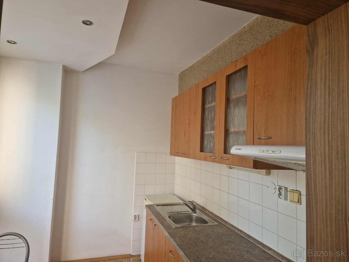 Na prenájom izbový byt s balkónom Handlová - 7