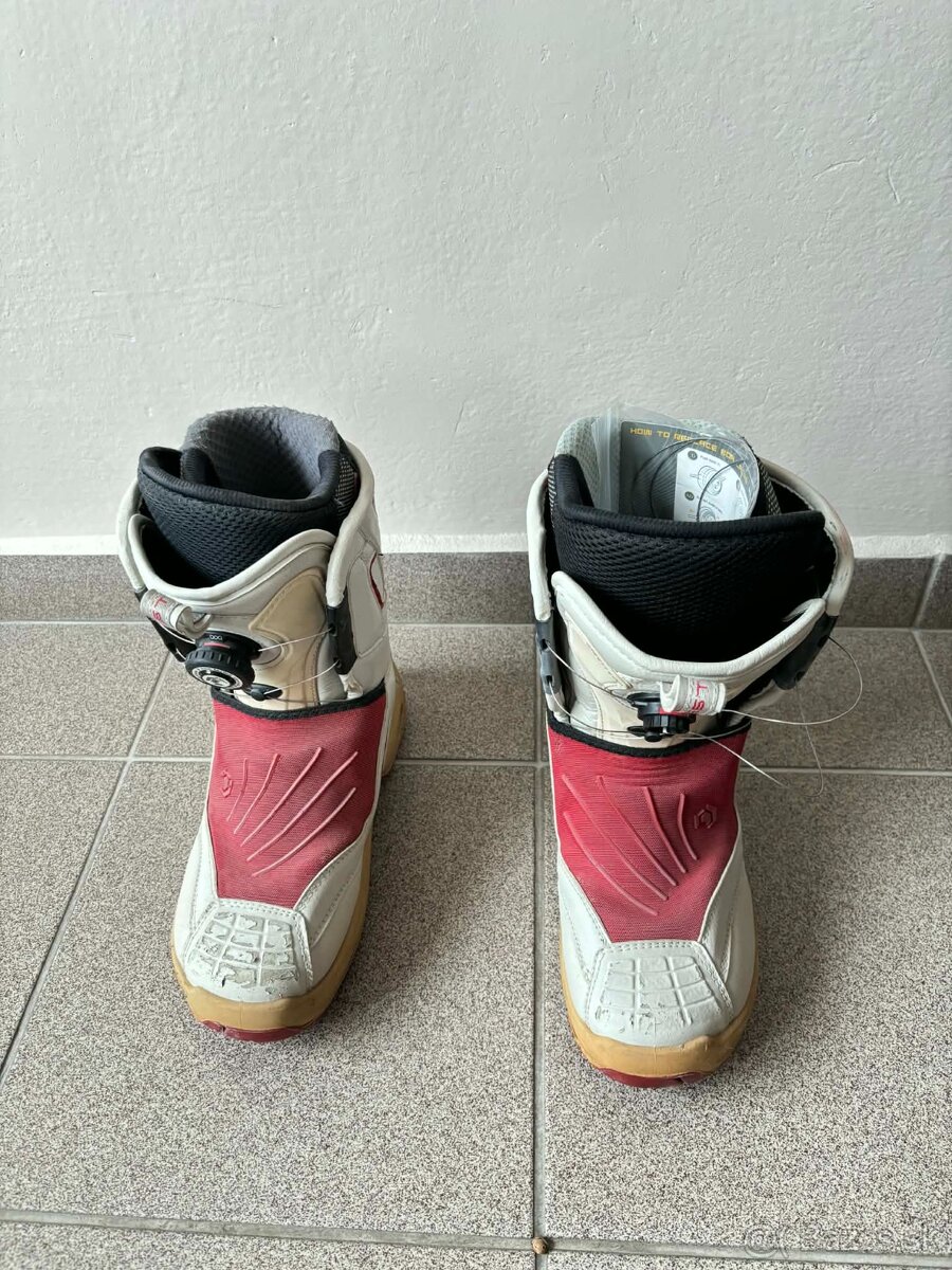 Snowboard a viazaním a topánkami - 7