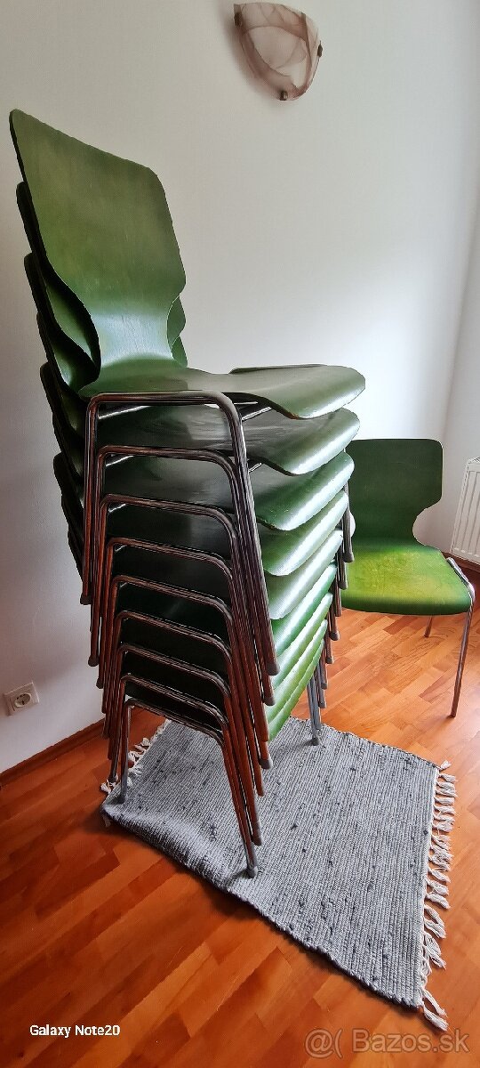 Drevená stolička s chrómovanou konštrukciou
- 7