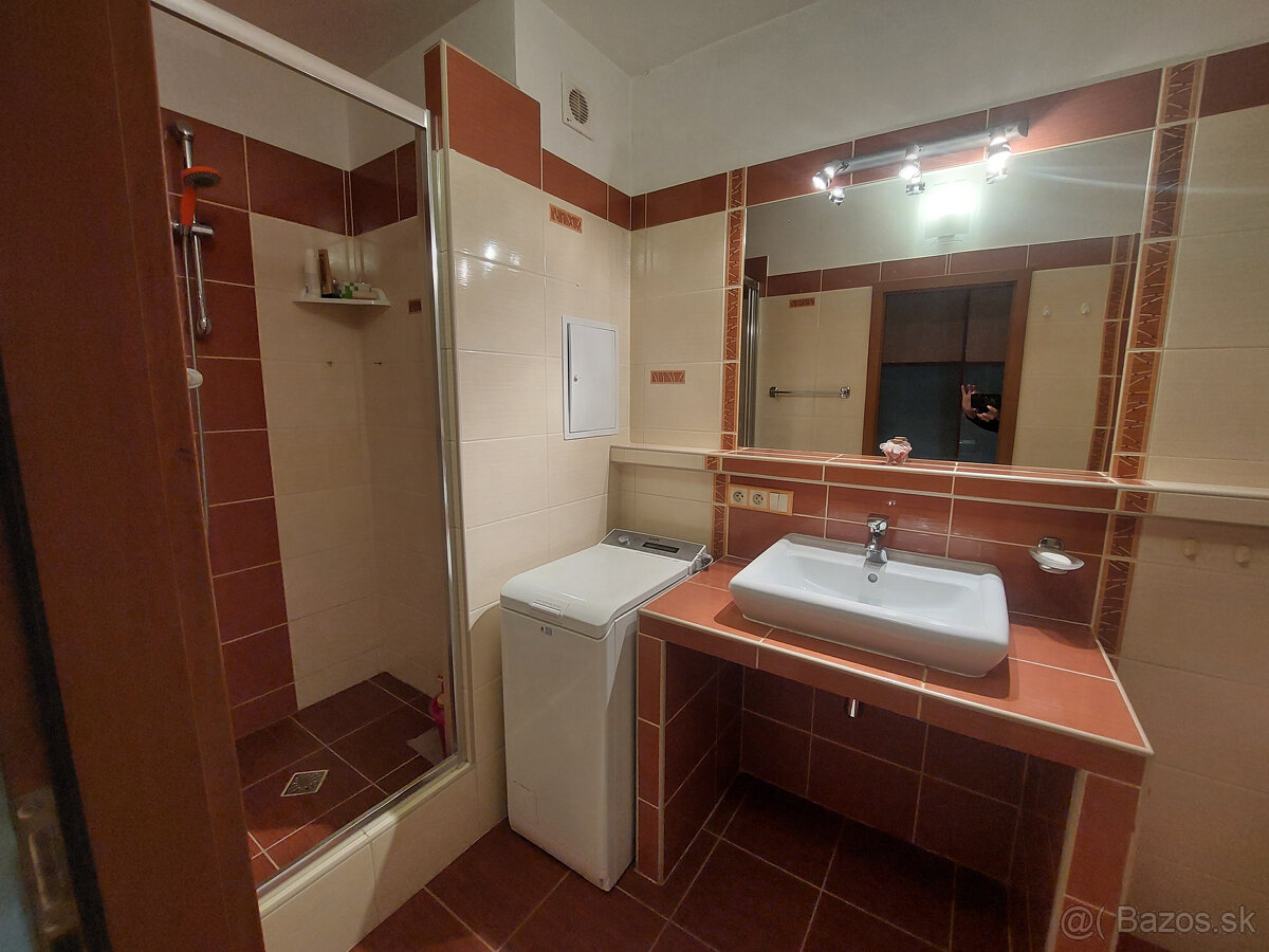 EXLUZÍVNE ponúkame na predaj 3 izbový byt v Trenčianskych Te - 7