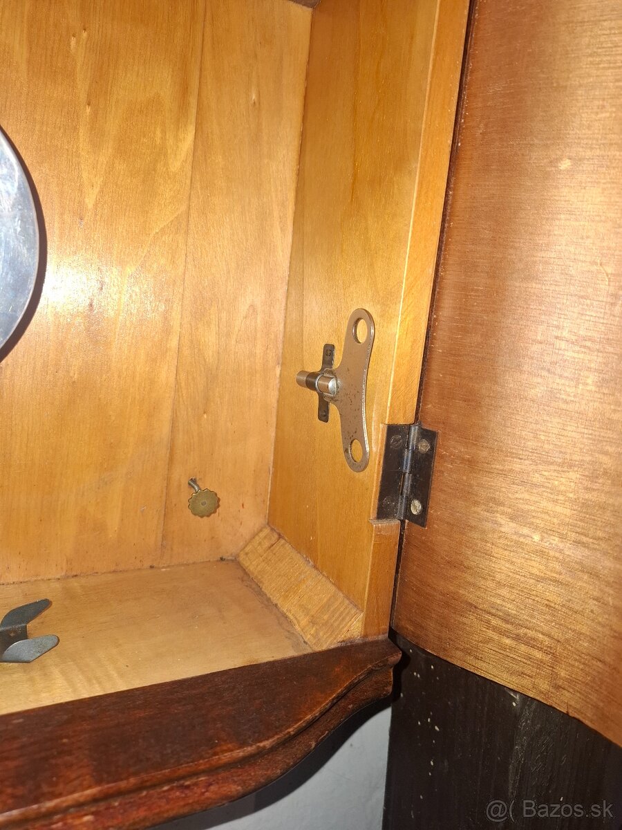 Predám funkčné starožitné štvrťbicie nástenné hodiny VEDETTE - 7