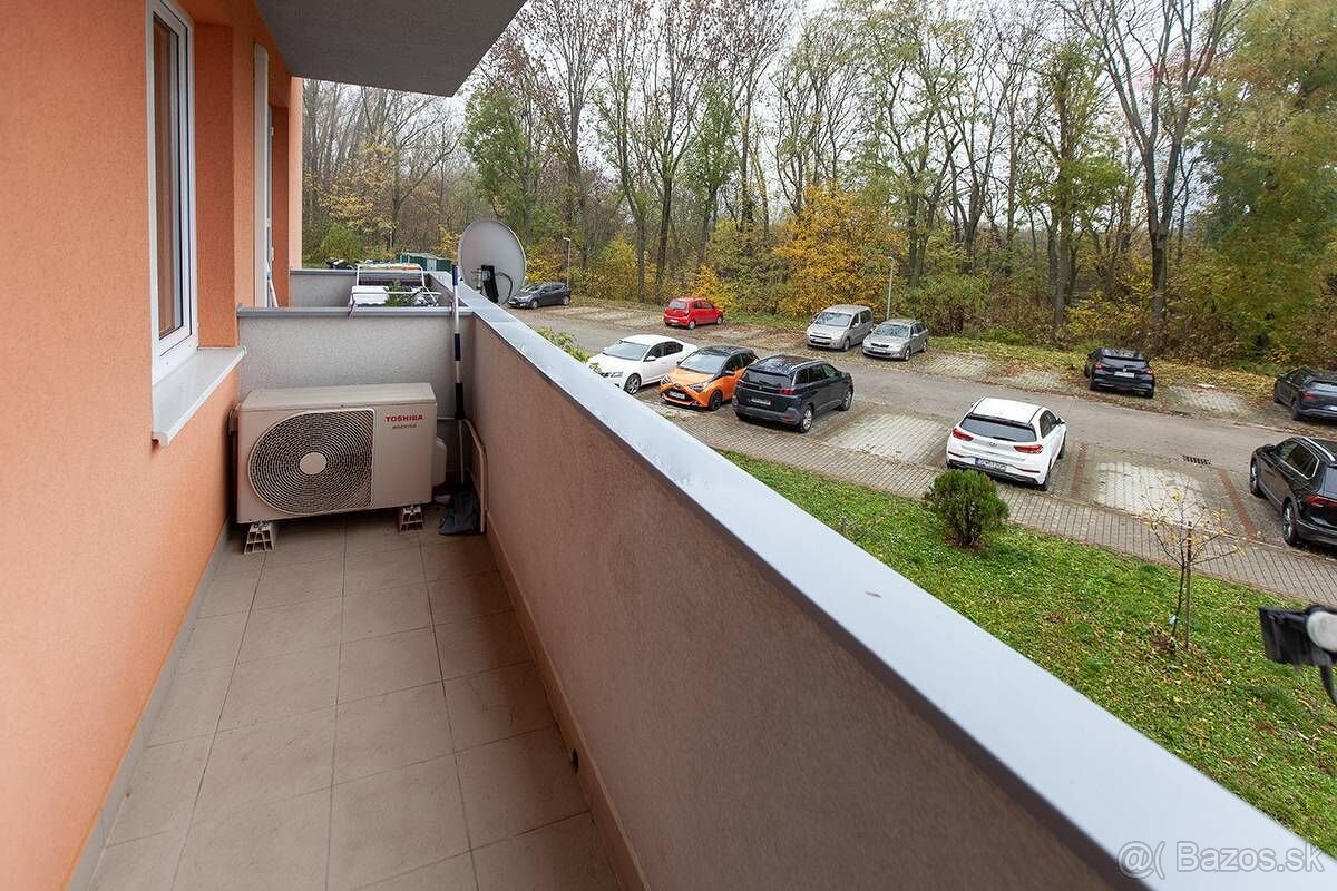 2-izbový byt s dvomi balkónmi, parkovaním a pivnicou – Kapln - 7