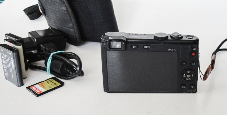 Panasonic DMC-LF1 s príslušenstvom. - 7