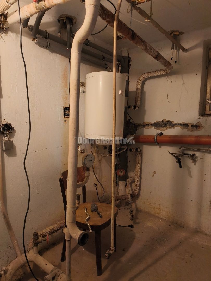 Priestranný ,slnečný rodinný dom v pôvodnom stave , vhodný n - 7