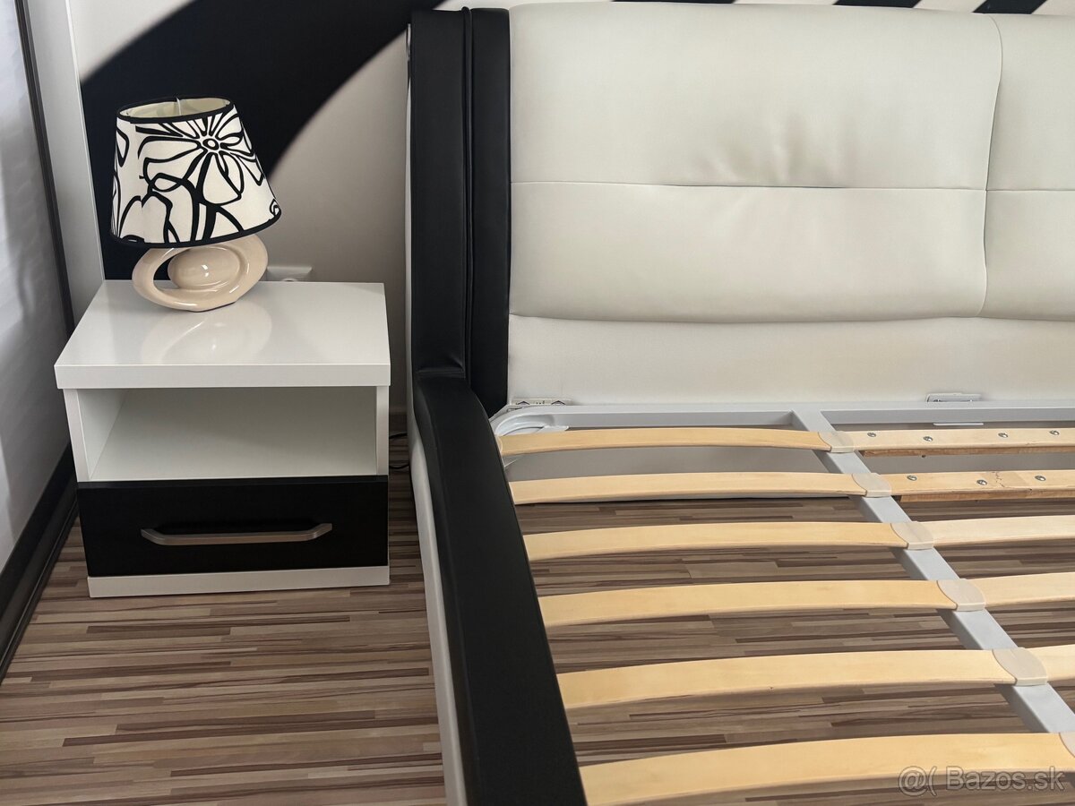 Posteľ, nočné stolíky, nočné lampy - 7