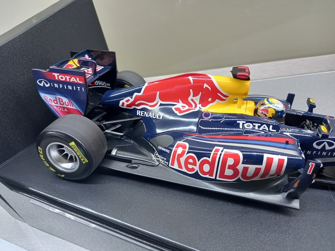 2X F1 RED BULL RB7 A RB7 JAPAN 2011 VETTEL MINICHAMPS 1:18 - 7