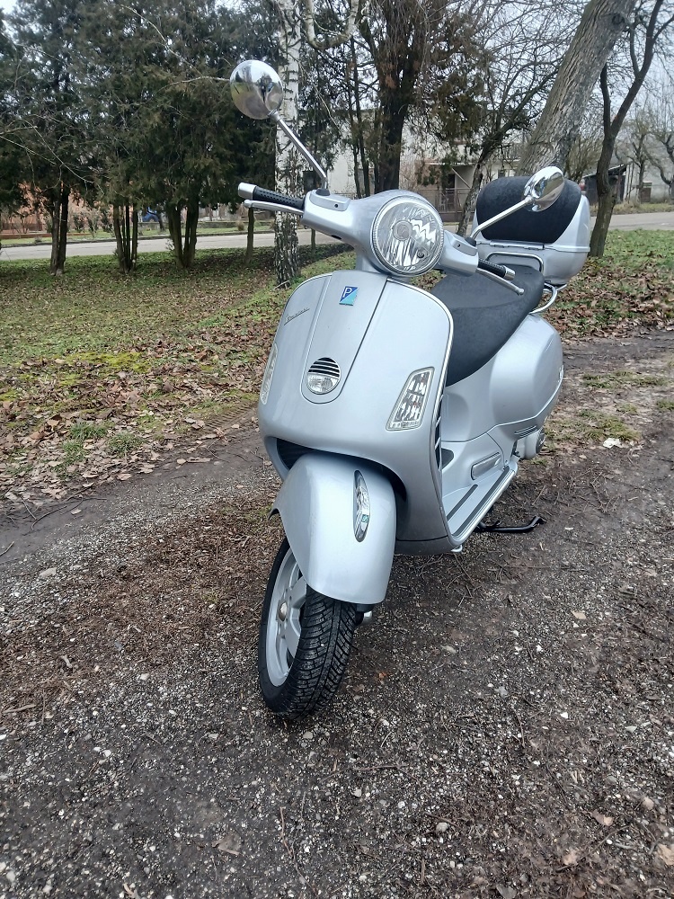 Piaggio Vespa GTS 250 - 7