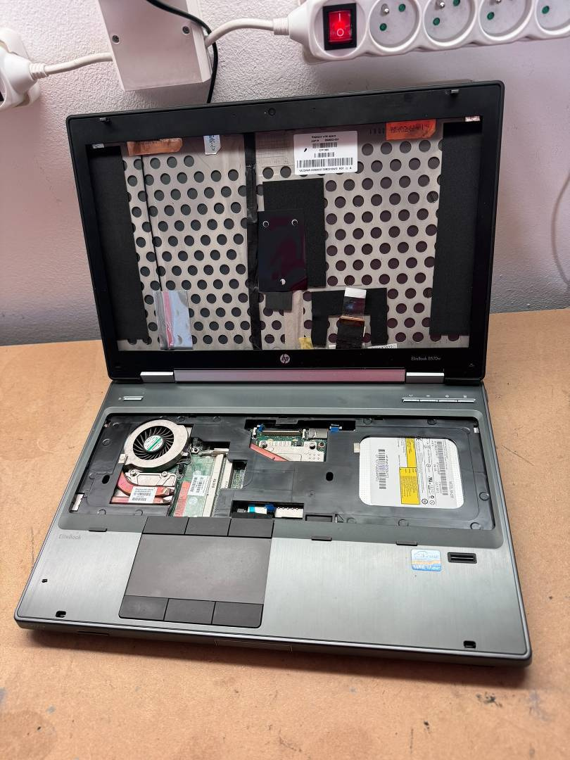Predám pokazený notebook na náhradné diely zn.HP 8570w - 7