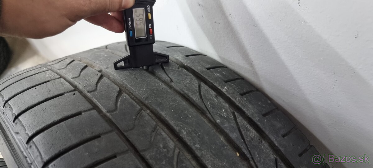 Predám 4xletné pneumatiky Bridgestone 235/40r19 - 7