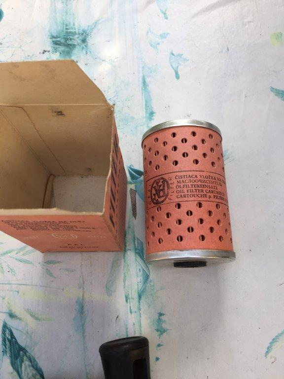 predám puklicu a olejový filter na škoda 100 - 7