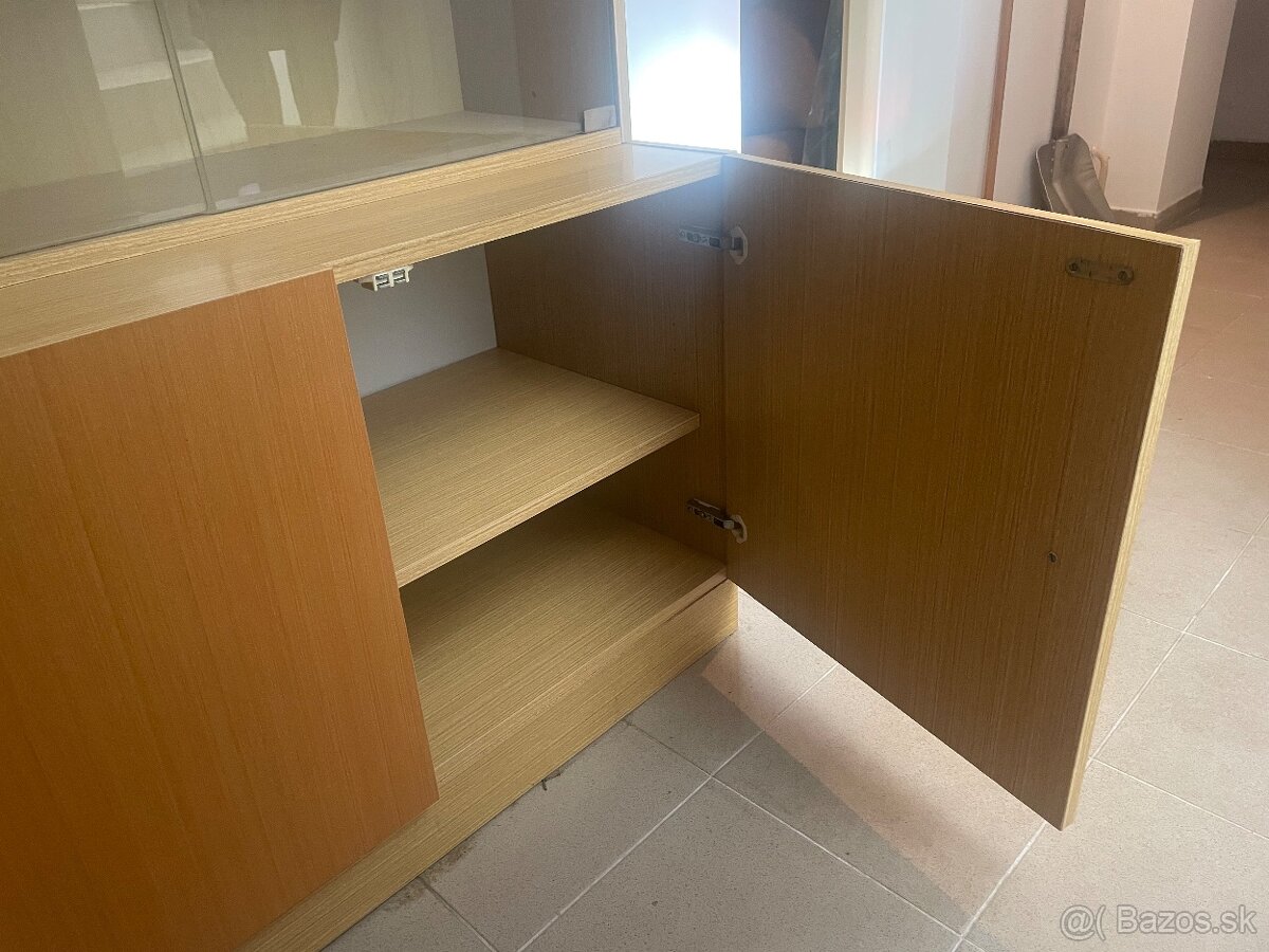 Skriňa s vitrínou - 7