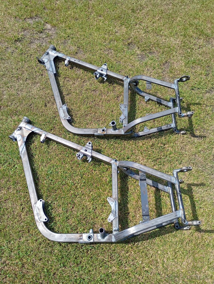 Rám Pérák FJ, Zbrojovka a Komunista - 7