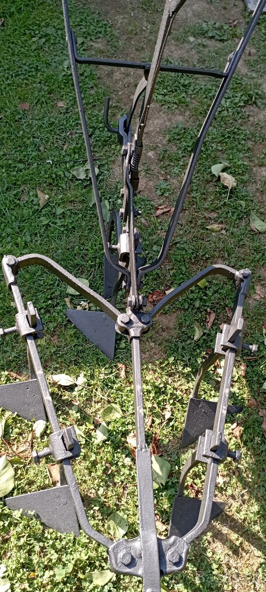 Starý kovový pluh 2 - 7