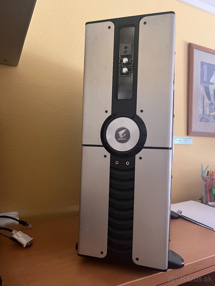 Počítač značky Aorus - 7