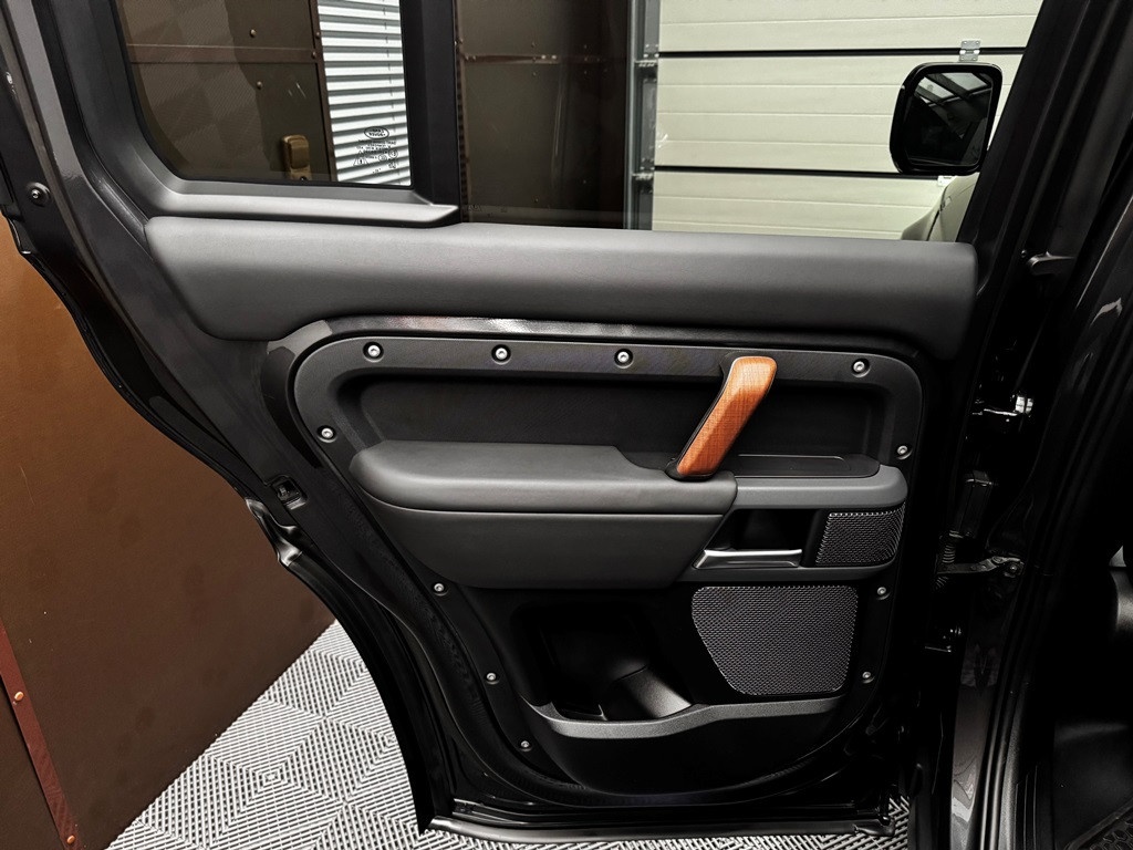 Land Rover Defender 110 D300 X-DYNAMIC HSE AWD/ Záruka / DPH - 7