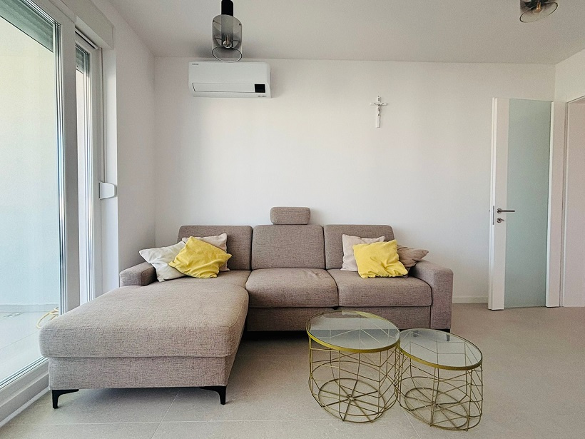 Chorvátsko-Trojizbový apartmán s veľkou terasou blízko pláže - 7