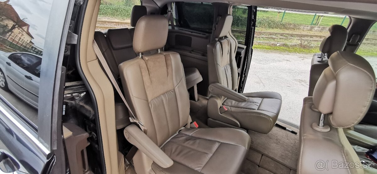 Chrysler town and country - 7