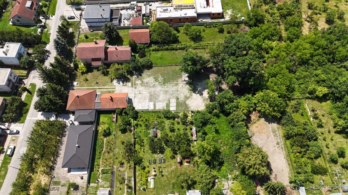 VYDRANY RODINNÝ DOM NA 1760M2 POZEMKU - 7