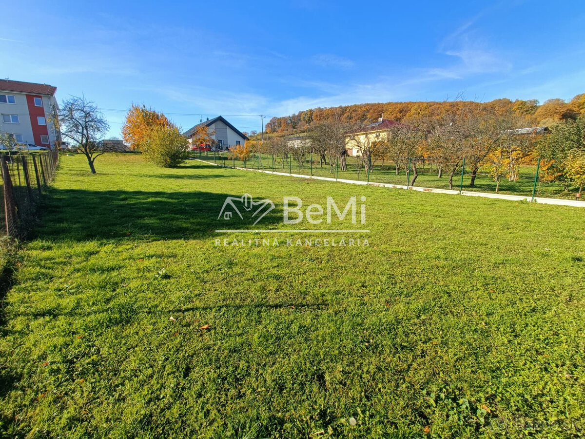 Pozemok - Ardanovce, všetky siete na pozemku. Piešťany -13km - 7