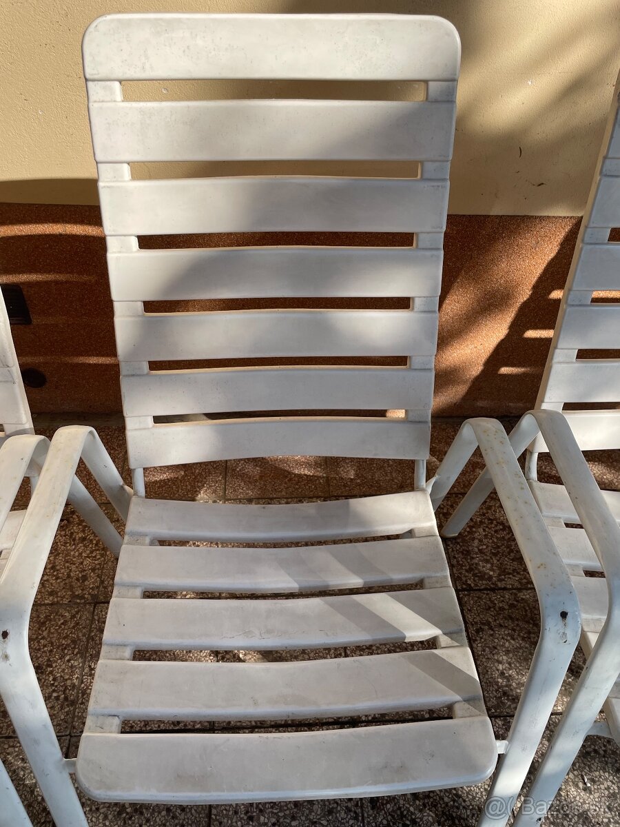 Stôl a 4 stoličky - 7